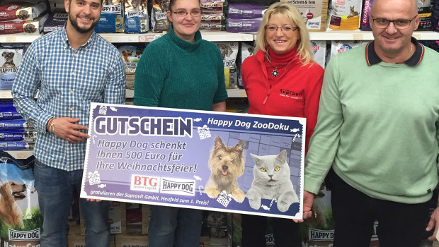 Siegerehrung (von links): Emmanuel Erdmann, Außendienst-Mitarbeiter des BTG-Logistikers Schamberger, übergab den Hauptpreis an Kathrin Kuchlmaier, Martina Hildebrandt und Andreas Hildebrandt, alle Supravit. Siegerehrung (von links): Emmanuel Erdmann, Außendienst-Mitarbeiter des BTG-Logistikers Schamberger, übergab den Hauptpreis an Kathrin Kuchlmaier, Martina Hildebrandt und Andreas Hildebrandt, alle Supravit.