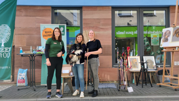 Patricia Knecht von Green Petfood, Lena Becker von Herzbube & Herzdame und Künstlerin Sandra Wörner vor dem Pop-Up-Store in Aschaffenburg.