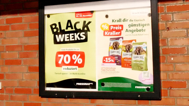 Fressnapf weist mit Plakaten und Schildern innerhalb und außerhalb seiner Fachmärkte auf die Black Week hin.