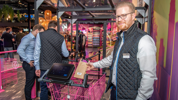 Auf der EuroShop werden Handelstechnologien wie smarte Einkaufswagen gezeigt.