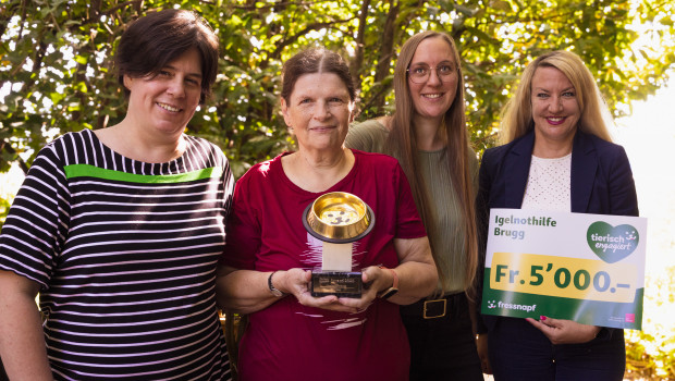 Das Team um Franziska Huber (2.v.l.) erhält den Goldenen Fressnapf von Sandra Bozzi-Kummli, District Manager Fressnapf Schweiz.