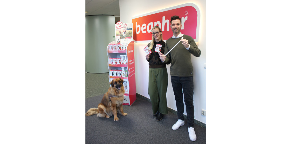 Funktionaler Schutz und modernes Auftreten: Laura Herr, Content und Social Media Manager, und Georg Wolberg, Marketing- und Produktmanager, setzen die Stärken der neuen Produkte gekonnt in Szene.