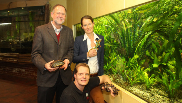 Verlängern ihre Partnerschaft: Zoopräsident Reinhard Sliwka (links), Solveig Rasch, Manager Communications Tetra, und Aquariumsleiter Stefan Bramkamp.