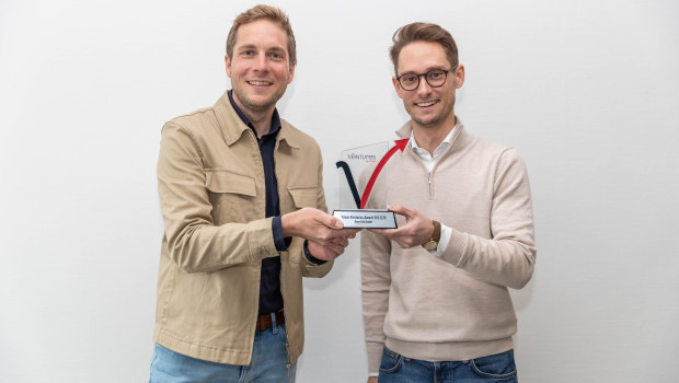 Burkhard Friedrichsen (links), Vertriebsleiter bei Trixie, überreicht Markus Zengerer, dem Gründer von Pezz, den Trixie-Ventures-Award. 