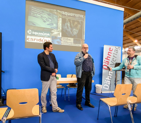 Über die Anfänge des aquaristik-Magazins sprach Redakteur Oliver Mengedoht (rechts) mit VDA-Präsident Jens Crueger (links) und dem langjährigen Redakteur Harro Hieronimus.