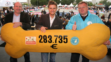 Knochige Spende an Tierschutzbund