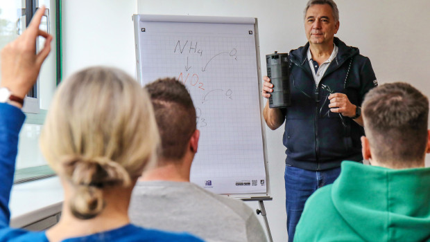 Aquaristikexperte Heiko Blessin unterrichtet für JBL.