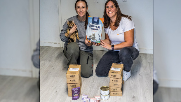 Große Freude bei Lisa Höller (l.), Mitarbeiterin des Tierheims Wipperfürth, über die Futterspende, die durch FutterTester- Mitarbeiterin Julia Grunert übergeben wurde. Große Freude bei Lisa Höller (l.), Mitarbeiterin des Tierheims Wipperfürth, über die Futterspende, die durch FutterTester- Mitarbeiterin Julia Grunert übergeben wurde.