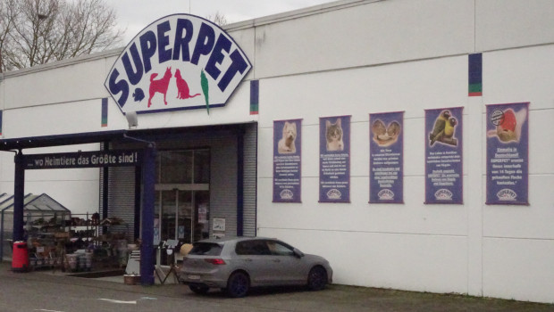 Die drei großflächigen Standorte von Superpet, im Bild der Markt in Hattersheim, sollen in Fressnapf-XXL-Märkte umgewandelt werden. 