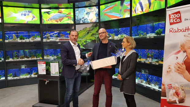 Markenleiter Orland Mikrut (links) gratulierte den Inhabern Stephan und Marion Fumy zur Neueröffnung.