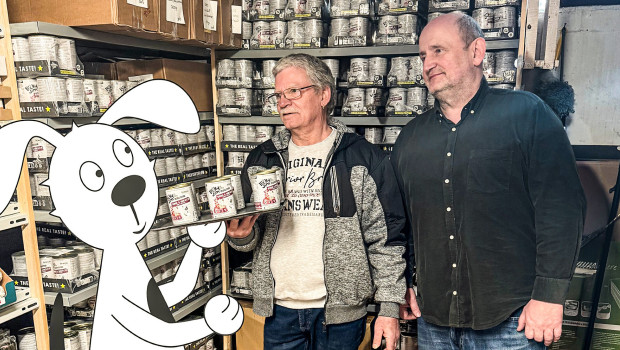 Persönlich geliefert: Lucky Jim und Philipp Honstetter übergeben Herbert Jaddatz (Mitte) 2.000 Mahlzeiten für die Tiertafel in Stuttgart. Persönlich geliefert: Lucky Jim und Philipp Honstetter übergeben Herbert Jaddatz (Mitte) 2.000 Mahlzeiten für die Tiertafel in Stuttgart.