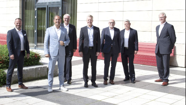 Peter Pohl (Vierter von rechts) wird als alleiniger Vorstand künftig für die operative Führung der Sagaflor verantwortlich sein. Das Bild zeigt ihn am Rande der Hauptversammlung 2021 zusammen mit dem Aufsichtsrat.