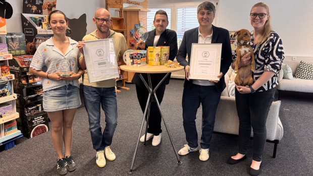 Die Verleihung des Preises für das pet und PET worldwide Produkt des Jahres 2024/2025 erfolgte in Fellbach: pet-Redakteurin Sarah Daubert überreichte dem Team von Pets Nature die Awards.