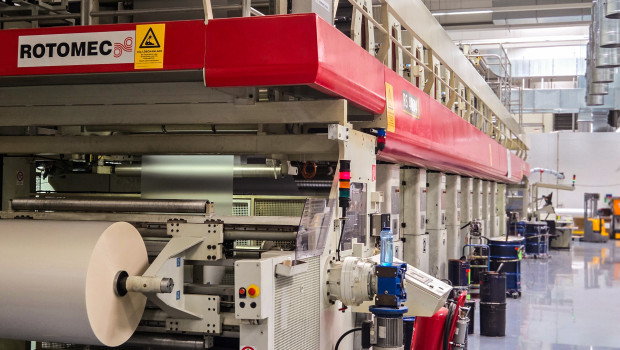 Die Fertigungshalle mit der neuen Tiefdruckmaschine Rotomec T9.