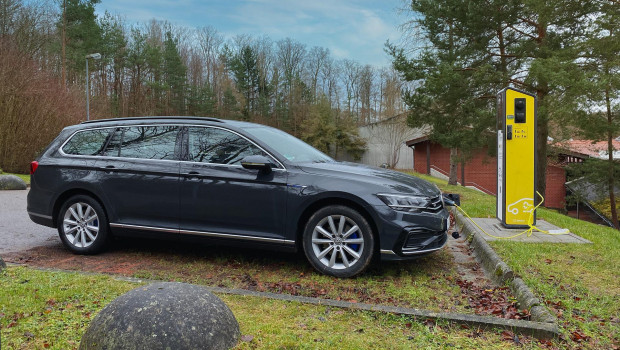 Die sechsköpfige Außendienstmannschaft wird bei Welzhofer nun mit Elektrofahrzeugen ausgestattet. Die sechsköpfige Außendienstmannschaft wird bei Welzhofer nun mit Elektrofahrzeugen ausgestattet.