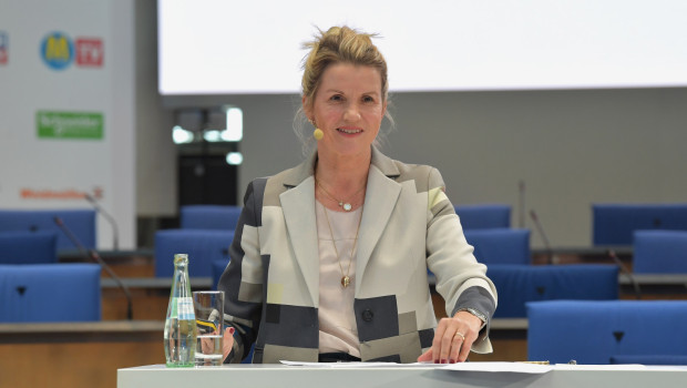 Karin Dohm – hier bei ihrem Vortrag auf dem BHB-Kongress im November 2022 – bleibt weitere fünf Jahre CFO von Hornbach.