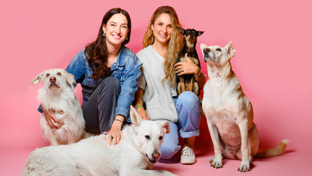 Die Vegdog-Gründerinnen Valerie Henssen (l.) und Tessa Zaune-Figlar setzten sich mit ihrem Unternehmen auch für die Rettung von Nutztieren ein: Vegdog investiert zirka ein Prozent des Umsatzes in Tierschutzmaßnahmen.
