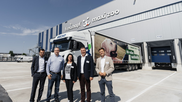 Feierliche Eröffnung des neuen Lagers: (von links) Daniel Oetjen (Managing Director bei Panattoni Deutschland), Christian Buschmann (Vice President Logistics Engineering & Real Estate der Fressnapf-Gruppe), Standortleiterin Annett Stockmann, Ralf Reinhardt (Landrat des Landkreises Ostprignitz-Neuruppin) und Nico Ruhle (Bürgermeister von Neuruppin).