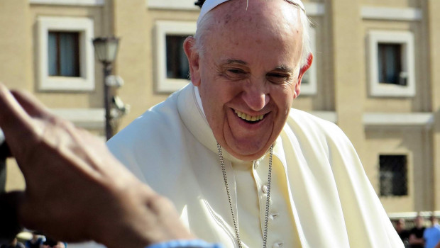 Papst Franziskus macht sich über die Kinderlosigkeit vieler Ehepaare Gedanken und kritisiert, dass immer öfter Hunde und Katzen den Nachwuchs ersetzten. Papst Franziskus macht sich über die Kinderlosigkeit vieler Ehepaare Gedanken und kritisiert, dass immer öfter Hunde und Katzen den Nachwuchs ersetzten.