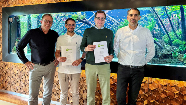 Matthias Pohl (l.), Clifton Dowling (2.v.r.) und Ramin Danaei (r.) mit Kölle Zoos erstem Franchisenehmer: Sebastian Haep.