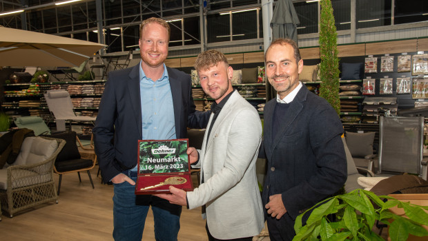 Symbolische Schlüsselübergabe im neuen Dehner-Markt in Neumarkt: (von links) Frank Böing (CSO Dehner), Axel Funk (Marktleiter) und Georg Weber (CEO Dehner).