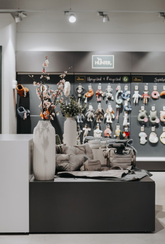 Das Präsentationskonzept in den eigenen Brand Stores sieht eine wohnliche Umgebung vor. Das Präsentationskonzept in den eigenen Brand Stores sieht eine wohnliche Umgebung vor.