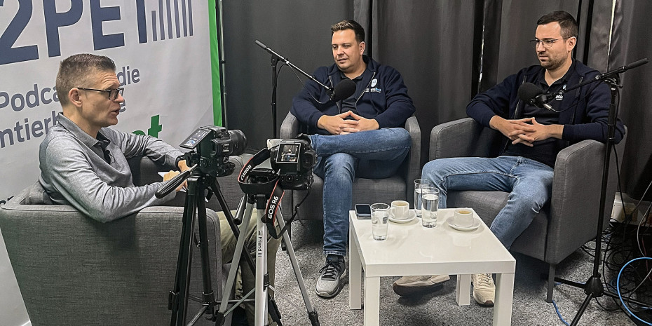 Die Aufnahmen vor Ort – hier etwa bei Marsapet in Swisttal –, im Studio oder per Teams erfordern einen gewissen Aufwand.