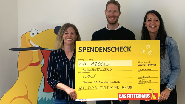 Mit der Spende in Höhe von über 17.000 Euro, übergeben durch (von links) Alexandra Raninger, Matthias Herk und Olivia Toniutti (alle Das Futterhaus Österreich), kann UPAW in Not geratenen Tieren helfen.