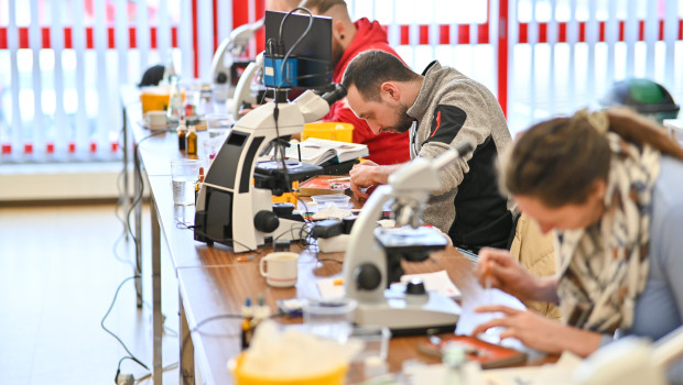 Im firmeneigenen Schulungszentrum in Heinsberg bildet Sera Zoofachhändler zum Thema Zierfischkrankheiten weiter.