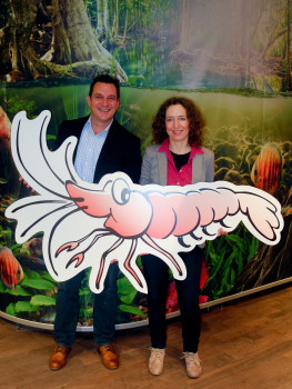 Marie-Helene Scheib vom Verein Tierschutz macht Schule und Thomas Ptok, Megazoo-Geschäftsführer, präsentieren die neue Kinderbroschüre „Fisch, Garnele und du“. Foto: Megazoo Marie-Helene Scheib vom Verein Tierschutz macht Schule und Thomas Ptok, Megazoo-Geschäftsführer, präsentieren die neue Kinderbroschüre „Fisch, Garnele und du“. Foto: Megazoo