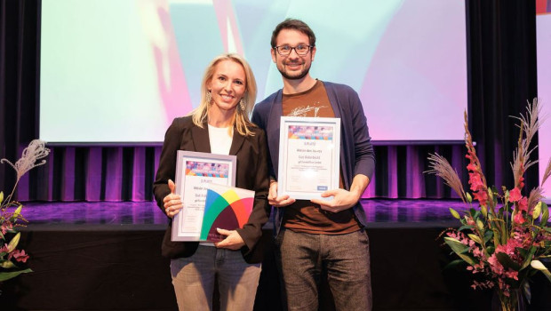 Engagierter Einsatz für spanische Windhunde: Gut Aiderbichl gewinnt 3. Platz beim Fundraising-Award. Katharina Vissers von Gut Aiderbichl und Jakob Schott von der Agentur Fundoffice (gd fundoffice GmbH) freuen sich über die Auszeichnung. Engagierter Einsatz für spanische Windhunde: Gut Aiderbichl gewinnt 3. Platz beim Fundraising-Award. Katharina Vissers von Gut Aiderbichl und Jakob Schott von der Agentur Fundoffice (gd fundoffice GmbH) freuen sich über die Auszeichnung.