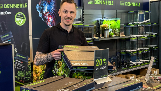 Dennerle zählt zu den führenden Aquaristikunternehmen. Das Bild zeigt den neuen Managing Director Unternehmens, Julian Kernst (rechts), auf der Aqua-Fisch 2025 in Friedrichshafen. 
