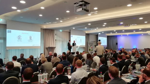 pet-Chefredakteur Ralf Majer-Abele und Marc Dähne, Geschäftsführer Dähne Verlag, eröffneten den Heimtier-Kongress. pet-Chefredakteur Ralf Majer-Abele und Marc Dähne, Geschäftsführer Dähne Verlag, eröffneten den Heimtier-Kongress.