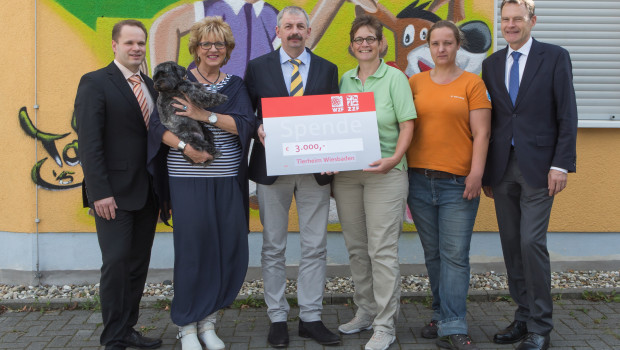 Überreichten den Scheck an das Wiesbadener Tierheim (von links): Die ZZF-Vorstandsmitglieder Matthias Mai und Ute Klein, Präsident Norbert Holthenrich, Henriette Hackl, Vorsitzende des Tierschutzvereins, Tierheimleiterin Nadine Bernardy und ZZF-Geschäftsführer Richard WildeusFoto: WZF/Sven Biernath