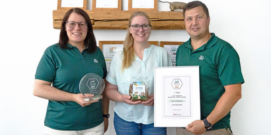 Marketingleitung Carola Schrettle und Geschäftsführer Stefan Ruisinger nahmen die Auszeichnung zum „Produkt des Jahres 2025/2026“ von pet-Redakteurin Sarah Daubert entgegen. Marketingleitung Carola Schrettle und Geschäftsführer Stefan Ruisinger nahmen die Auszeichnung zum „Produkt des Jahres 2025/2026“ von pet-Redakteurin Sarah Daubert entgegen.