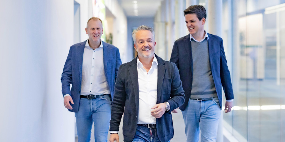 Fressnapf setzt seinen Erfolgsweg konsequent fort. Das Bild zeigt die beiden Geschäftsführer Dr. Johannes Steegmann (rechts) und Dr. Christian Kümmel (links) mit Firmengründer und -inhaber Torsten Toeller (Mitte).   