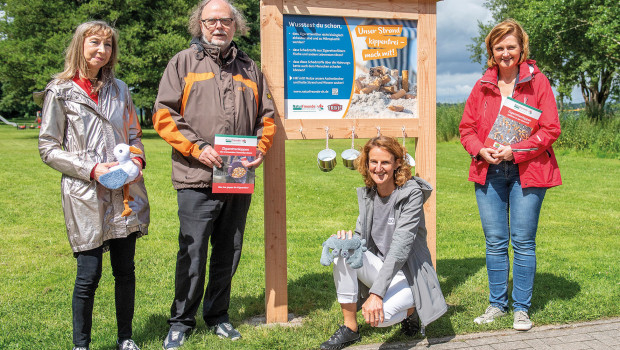 Am 24. Juli wurde in Flensburg-Solitüde das erste Schild eingeweiht (von links): Dr. Ina Walenda und Hans-Jörg Lüth (Naturfreunde SH), Claudia Menzel (Marketingleiterin Trixie) und Simone Lange (Oberbürgermeisterin Flensburg).
