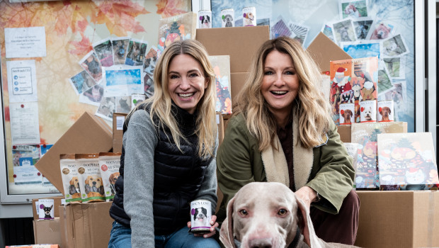 Petco-Gründerin Katharina Miklauz (links) und TV-Moderatorin Frauke Ludowig haben dem Kölner Tierschutzverein eine große Futterspende überreicht.