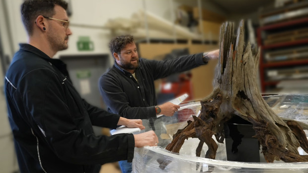 Florian Schuran (rechts), Gründer und Inhaber von New Wave Aquarium Concepts, und sein Mitarbeiter Dean Czech (links).