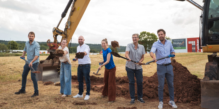 Mit dem ersten Spatenstich feierten Geschäftsführer Markus Koller (v. l.),Betriebsleitung Verena Büstorf, Hofgut-Eifel-Land-Produktionsleiter Christoph Hensen, Gesellschafterin Dr. Christiane Mommer, Ingenieur des Planungsbüros Gotthardt + Kipper Wilfried Claesgens und Geschäftsführer Michael Koller den Start des Baus der neuen Produktionsstätte in Kall. Mit dem ersten Spatenstich feierten Geschäftsführer Markus Koller (v. l.),Betriebsleitung Verena Büstorf, Hofgut-Eifel-Land-Produktionsleiter Christoph Hensen, Gesellschafterin Dr. Christiane Mommer, Ingenieur des Planungsbüros Gotthardt + Kipper Wilfried Claesgens und Geschäftsführer Michael Koller den Start des Baus der neuen Produktionsstätte in Kall.