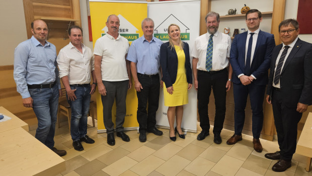 Von links: Gerhard Zimmermann, Aufsichtsratsvorsitzender Hermann Muhm, Michael Niedermayer, Heinrich Fischer, Mira Hansy, Johann Hendler, Michael Pany, Geschäftsführer Leopold Scheibböck.