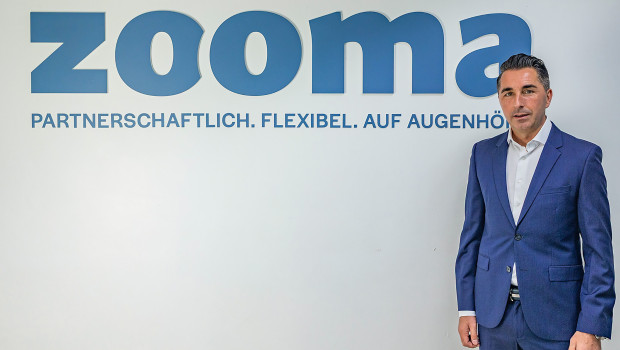 Geschäftsführer Adin Mulaimovic präsentiert das neue Logo und Leitbild der Zooma. 