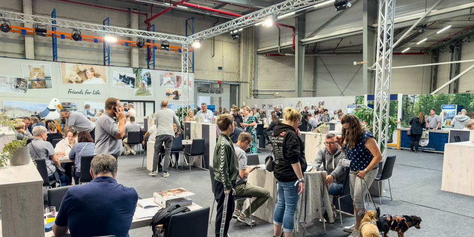 Die Trixie-Mitarbeiter zeigten den über 1.200 Gästen in der zum Messezentrum umgebauten Lagerhalle die Neuheiten.