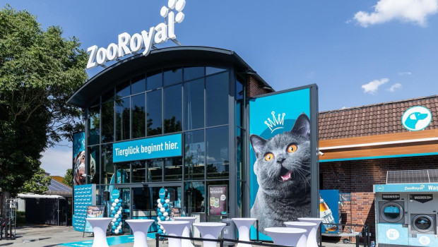 Seit 2026 verfolgt ZooRoyal schrittweise den nationalen Rollout weiterer Fachmarkt-Standorte über alle Rewe-Regionen hinweg. Auch die Shop-in-Shop-Flächen in den Toom Baumärkten werden ausgeweitet. Seit 2026 verfolgt ZooRoyal schrittweise den nationalen Rollout weiterer Fachmarkt-Standorte über alle Rewe-Regionen hinweg. Auch die Shop-in-Shop-Flächen in den Toom Baumärkten werden ausgeweitet.