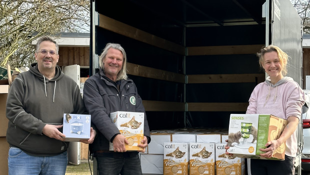 Rouven Nichler (links) und Clarissa Buttmann (rechts) aus dem Marketing-Team von Hagen Deutschland besuchten das Franziskus-Tierheim in Hamburg-Lokstedt, wo sie mit Tierheimleiter Frank Weber (Mitte) unter anderem über den administrativen Aufwand im Tierschutz sprachen.