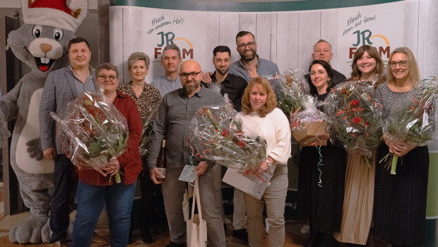 Im Rahmen der Weihnachtsfeier in 2025 wurden bei JR Farm insgesamt 14 Jubilare für ihre langjährige Treue und ihr Engagement ausgezeichnet.