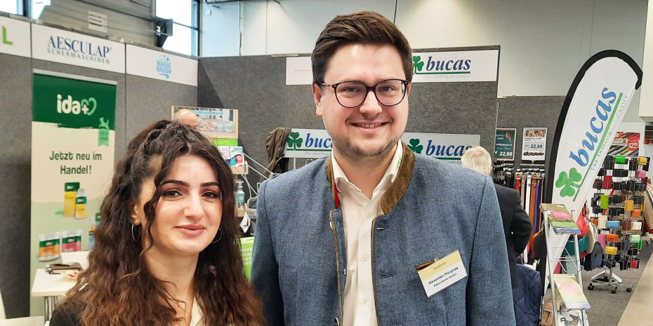 Beim Hobbyfarming arbeiten die Agravis Raiffeisen und die Firma  Albert Kerbl eng zusammen, im Bild: Agravis-Sortimentsmanagerin Silan Schamo und Alexander Pongratz, Vertriebsleiter Deutschland und Bereichsleiter Heimtier & Hobby-farming bei Albert Kerbl. 