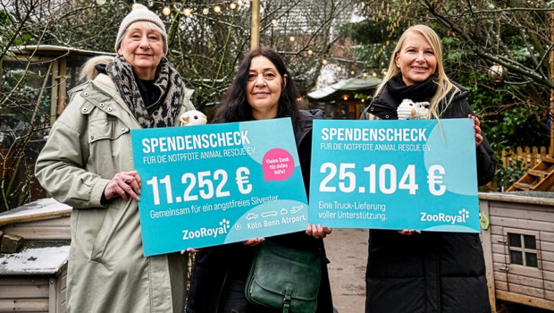 Silke Horemans, Geschäftsbereichsleiterin Commercial Activities; Babette Terveer, Gründerin von Notpfote und Annette Corsten, Geschäftsführerin ZooRoyal, bei der Übergabe der Spendensumme.