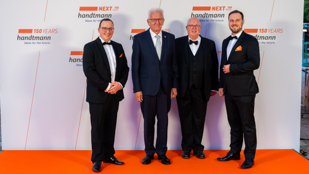 Der baden-württembergische Ministerpräsident Winfried Kretschmann (Zweiter von rechts) dankte dem langjährigen Firmenchef und jetzigem Beiratsvorsitzenden Thomas Handtmann (Dritter von links). Der fünften Familiengeneration und neuen Unternehmensspitze mit Markus Handtmann (links) und Valentin Ulrich (rechts) wünschte er viel Erfolg.