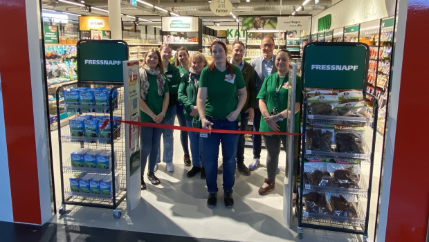 Regional Manager Philippe Geyer (hinten rechts) und District Manager Dominic Hess (hinten links) eröffneten gemeinsam mit Tanja Keller (vorne) und dem Filialteam den neuen Fressnapf in Sissach.